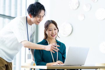 オフィスで働く若いエンジニア　撮影協力:スカパー東京メディアセンター