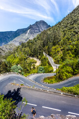 Route en lacets dans le cirque de Cilaos, île de la Réunion 