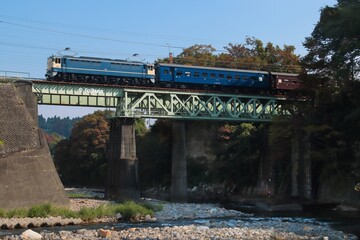 レトロな鉄橋を渡るEF65-501号機牽引のELぐんまよこかわ号_2023/10/28撮影