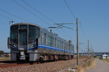 Fototapeta premium 開業迫る北陸新幹線の高架を背景に間もなく姿を消す521系電車_2023/11/3撮影