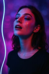 Retrato expresivo de mujer con lágrimas de glitter bajo luces neón en tonos violetas y azules, estilo artístico y emocional