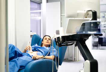 Obraz premium Pregnant woman undergoing medical ultrasound examination in hospital