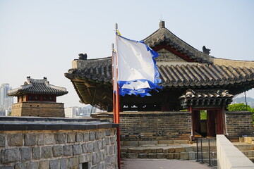 Obraz premium Suwon Hwaseong Fortress in Gyeonggi-do, South Korea - 韓国 京畿道 水原華城 城郭 華虹門