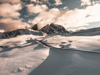 Dolomiten Berge im Winter am Passo Giau mit Schnee im Sonnenuntergang