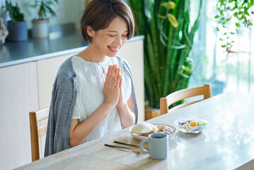 部屋で朝食を食べる女性