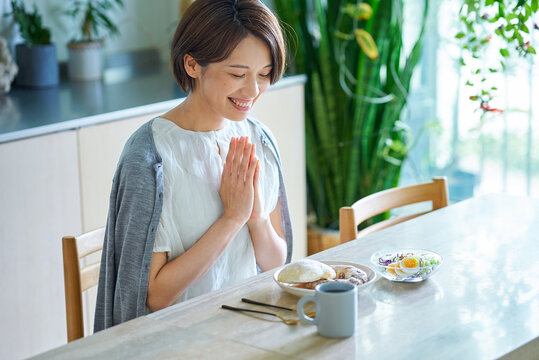部屋で朝食を食べる女性