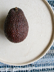 白い皿とアボカド