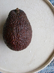 白い皿とアボカド