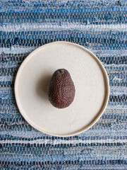 白い皿とアボカド