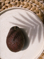 白い皿とアボカド