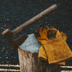 薪割り台と斧と革手袋