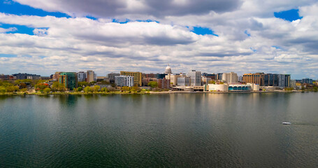 Fototapeta premium Panoramic Madison Wisconsin skyline with State Capitol