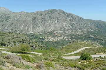 Le village d'Asi Gonia vu depuis la montagne Kryoneritis près de La Canée en Crète