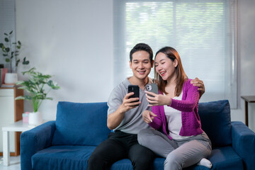 Obraz premium A man and a woman are sitting on a blue couch