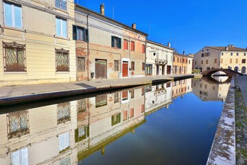 riflessi nell'acqua a comacchio in italia