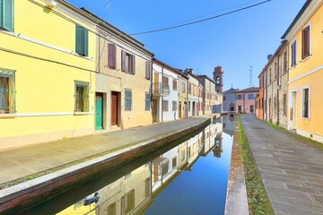 riflessi nell'acqua a comacchio in italia
