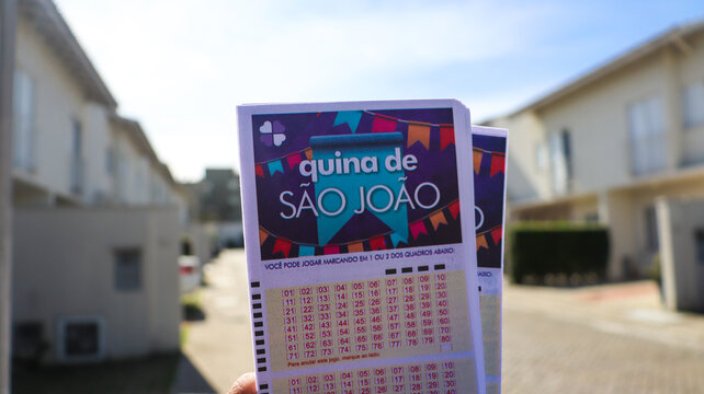 Cartela da Quina de S&atilde;o Jo&atilde;o em 27 de maio de 2025. Imagem tem&aacute;tica de loteria brasileira, apostas legais e esperan&ccedil;a em mudar de vida com a sorte