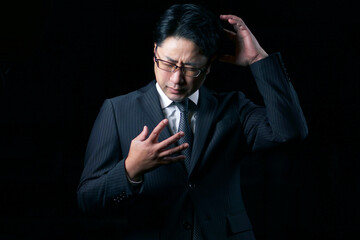 暗闇の中で悩んでいるビジネスマン