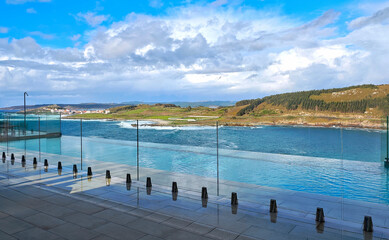 Obraz premium Piscina desbordante frente a la costa de Muxia, Galicia, España