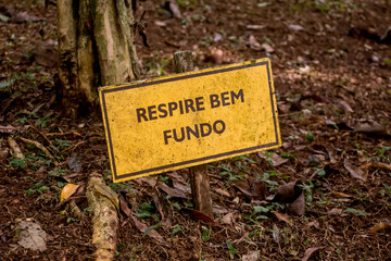 Sign on trail with Portuguese writing: Breathe deeply