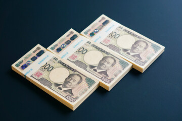 黒いテーブルに置かれた一万円札の札束