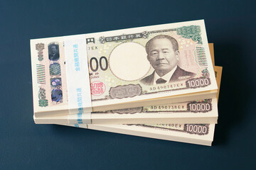 黒いテーブルに置かれた一万円札の札束