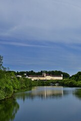 Stift Lambach im Fluss Traun verspiegelt, vertikal