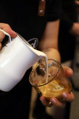 barista experto elaborando un café con crema de leche