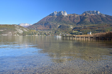 Le Lac d'Annecy dominé par les Dents de Lonfon (alt 1828 m) et le Lanfonnet (alt 1793 m), vu depuis les rives de Duingt