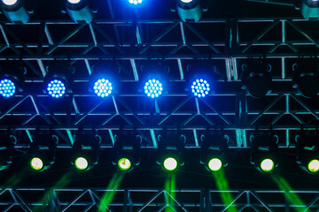 Vista superior de estrutura metálica com luzes de palco em teatro.