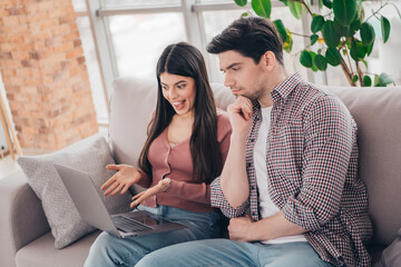 Obraz premium Young couple bonding indoors enjoying leisure time on a cozy couch, expressing emotions and connecting over shared moments