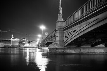 Obraz premium A bridge over a river in black and white