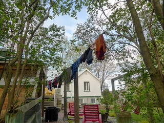 Vêtements sur une corde à linge dans la cour d'une maison de campagne.