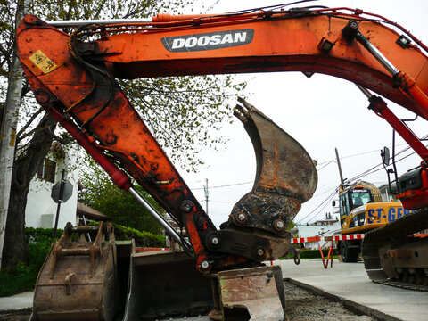 R&eacute;paration d'une rue dans la ville Qu&eacute;bec avec de la machinerie de la compagnie Doosan.