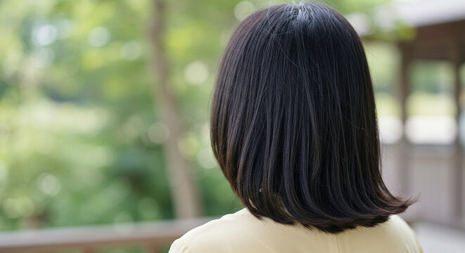 schulterlange glatte braune haare von hinten 