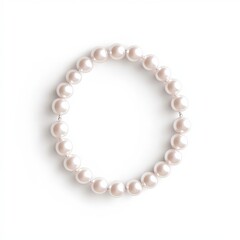 Obraz premium Elegant pearl bracelet arranged in a circle on a white background.