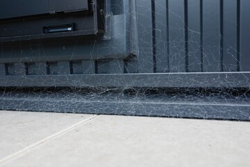 外壁やサッシに付着した蜘蛛の糸