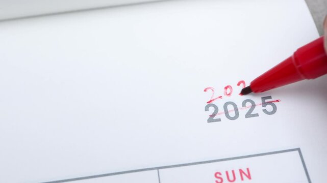 カレンダーの2025の文字を消して赤ペンで2026に修正