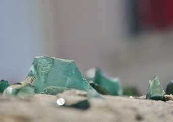 Glasscherbe stecken im Stein