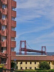 Puente Colgan zwischen Häusern in Getxko