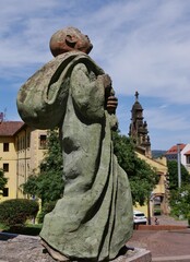Skzlptur einer Frau mit Korb auf dem Kopf in Getxko