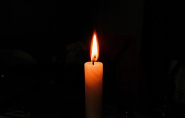 暗闇のなかに揺らめく１つのキャンドルライト