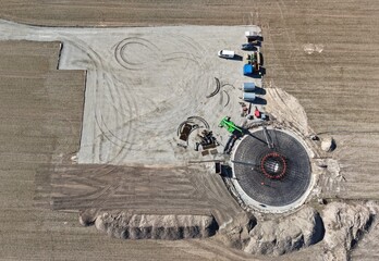 Luftbild der Stahlkonstruktion eines Fundaments einer Windkraftanlage, Windrad, Windenergie,...