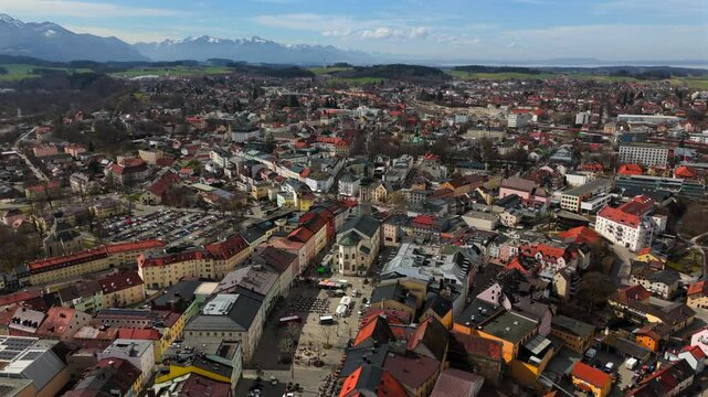 Stadtpfarrkirche St. Oswald barocke Kirche in Traunstein in Oberbayern, Deutschland, Luftaufnahme. Ensemble Stadtplatz in Traunstein Luftbildansicht. Aerial view of downtown Traunstein in Germany. 