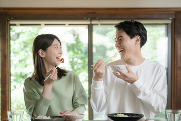 和室の食卓や旅行先で食事をする夫婦やカップル　いただきます　仲良く話す美味しいご飯