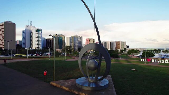 monumento da torre de tv com letreiro de Brasilia ao fundo