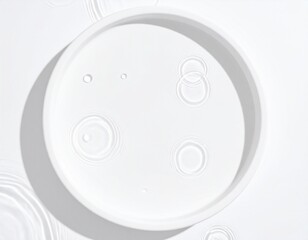 波紋の浮かぶ白い器のミニマル構図