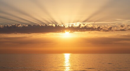 海に沈む夕日と空に広がる光線の風景