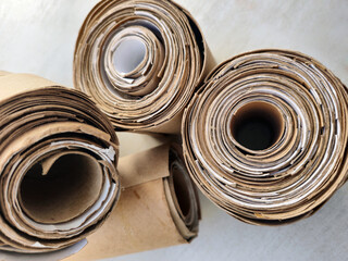 Rollos de cartón para reciclar. 