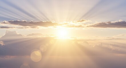 雲間から差し込む輝く太陽の光と天使の梯子